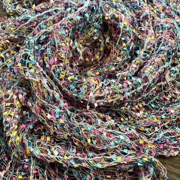 Loose knit fringe oblong scarf - Picture 2 of 4